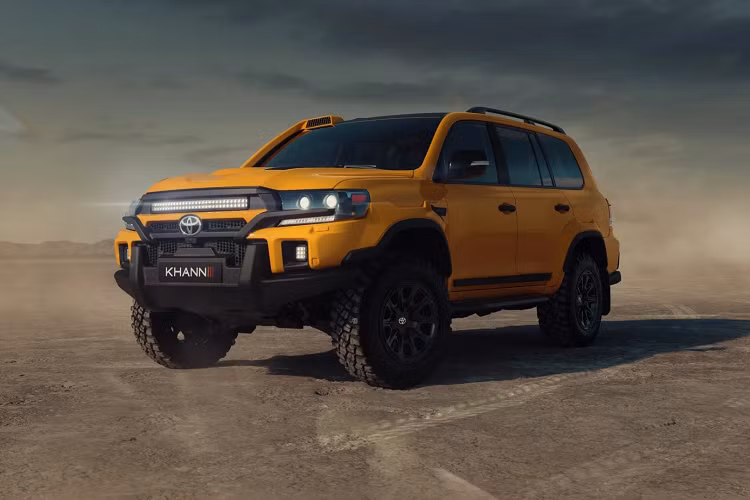 Toyota Land Cruiser 300 Series có thể là chủ đề bàn tán của mọi người kể từ khi nó được tiết lộ, tuy nhiên thế hệ 200 Series trước đó (2007-2021) vẫn có một lượng lớn người hâm mộ trung thành. Do vậy, công ty độ xe Nga Khann International đã giới thiệu Toyota Land Cruiser 200 độ Expedition trong vai trò một bộ kit tập trung vào khả năng đi địa hình cho mẫu xe mang tính biểu tượng của Toyota, với nguồn cảm hứng từ các yêu cầu của khách hàng ở thị trường Úc và Trung Đông.