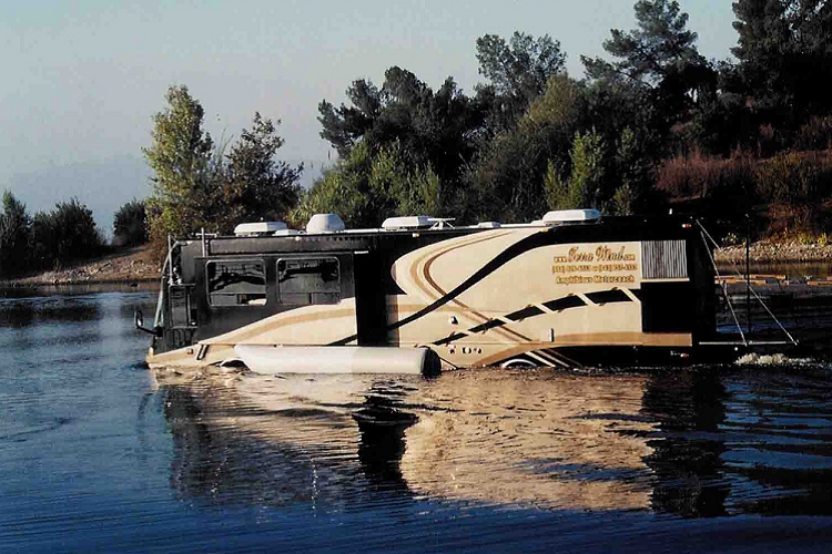 Terra Wind chính là một phương tiện như thế khi nó cho phép bạn lái trên mọi con đường và ra khơi trên những vùng nước ngọt, miễn là thời tiết cho phép. Để tỏ ra sang trọng vượt trội thời đó, Terra Wind không hề có một chút nhựa cứng hoặc chất liệu rẻ tiền bên trong. Trên thực tế, nội thất xe giống hệt những gì bạn thấy ở một du thuyền cao cấp, với sàn lát đá cẩm thạch và bàn đá granit, tủ gỗ tếch và da thật bọc trên đồ nội thất, và một bể sục trong phòng tắm (tùy chọn đắt nhất từ nhà sản xuất).