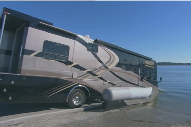 Terra Wind có thể hoạt động vững vàng trên nước cũng như trên đất liền. Nó được chế tạo với trọng tâm rất thấp vậy nên không có nguy cơ bị lật. Với sự hỗ trợ của các phao nổi, nó có thể xử lý sóng cao 1,2 mét và sức gió lên tới 64 km/h, nhưng tất nhiên là cả John và Julie đều khuyến nghị không nên mang xe ra dùng khi có bão.