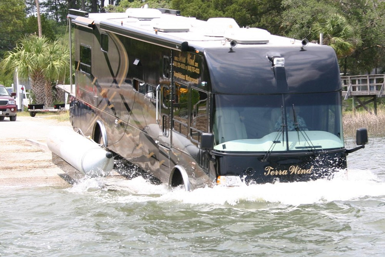 Nội thất xe mang đến cảm giác dễ chịu, thân thiện gia đình, và sang trọng xứng giá tiền. Người sử dụng có một nhà bếp hoàn chỉnh chỉ với các thiết bị kiểu nhà ở và một phòng ăn có chức năng kiêm phòng giải trí nhờ hệ thống âm thanh hiện đại với TV màn hình lớn. 