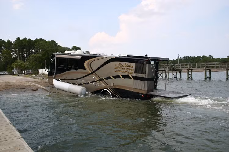 Đầu tiên, họ đã tạo ra Hydra Terra với 49 chỗ ngồi, và trong năm 2002, bắt đầu tập trung phát triển một phương tiện mà 2 năm sau đó trở thành Terra Wind. Terrar Wind có một biến bản xe buýt, nhưng chúng ta sẽ chỉ nói về bản RV hạng sang ở đây mà thôi. Suy cho cùng, nếu bạn có sẵn 1 triệu USD, bạn nhất định sẽ muốn mua lấy chiếc xe tốt nhất có thể.