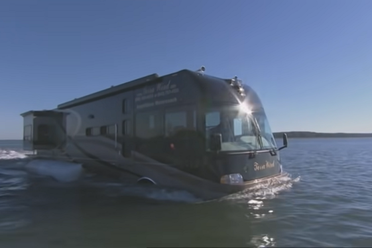 Trên nước, chiếc xe di chuyển chậm rãi ở tốc độ khoảng 4 hải lý (khoảng 7,4 km/h). Trên đất liền, nó nhanh hơn và có thể đạt tốc độ tối đa 129 km/h. Ngoại thất xe có thể chống nước, nhưng cũng có bơm khẩn cấp trong trường hợp bị ngập. Bảng đồng hồ của xe trông phức tạp hơn nhiều so với một chiếc motorhome tiêu chuẩn vì có thêm chế độ hoạt động trên nước.