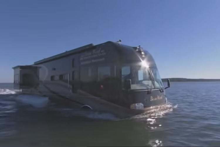 Trên nước, chiếc xe di chuyển chậm rãi ở tốc độ khoảng 4 hải lý (khoảng 7,4 km/h). Trên đất liền, nó nhanh hơn và có thể đạt tốc độ tối đa 129 km/h. Ngoại thất xe có thể chống nước, nhưng cũng có bơm khẩn cấp trong trường hợp bị ngập. Bảng đồng hồ của xe trông phức tạp hơn nhiều so với một chiếc motorhome tiêu chuẩn vì có thêm chế độ hoạt động trên nước.