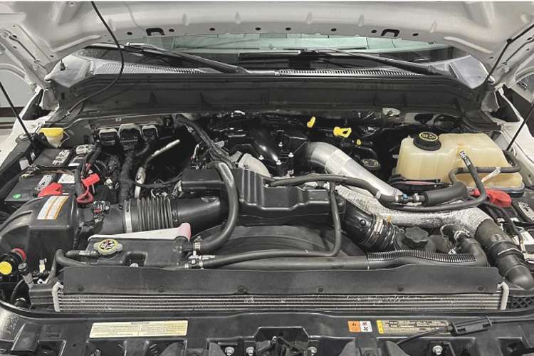 So với nguyên mẫu ban đầu, chiếc F-250 này được bổ sung thêm 2 hàng ghế mới cho khả năng chứa tối đa 11 hành khách.