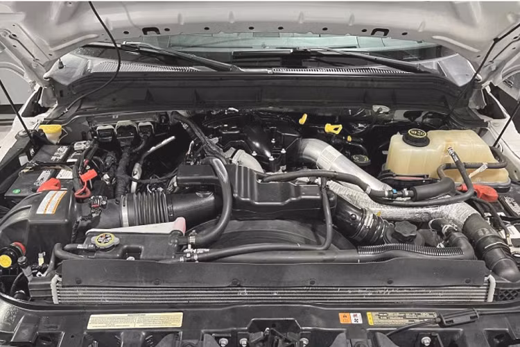 So với nguyên mẫu ban đầu, chiếc F-250 này được bổ sung thêm 2 hàng ghế mới cho khả năng chứa tối đa 11 hành khách.