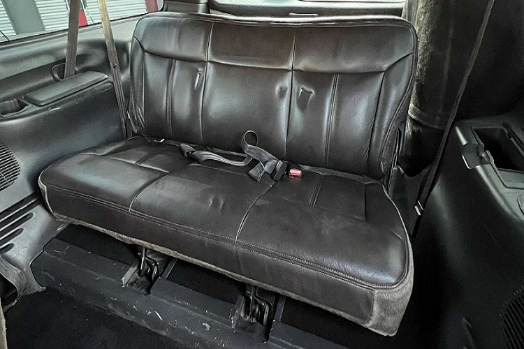 Vốn là phiên bản L Cosy với gói trang bị King Ranch, bên trong khoang nội thất của chiếc xe có nhiều trang bị hiện đại như audio AM/FM cao cấp với đầu đĩa CD, ghế có sưởi và hệ thống âm thanh với một loa siêu trầm.