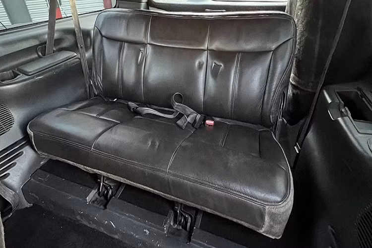 Vốn là phiên bản L Cosy với gói trang bị King Ranch, bên trong khoang nội thất của chiếc xe có nhiều trang bị hiện đại như audio AM/FM cao cấp với đầu đĩa CD, ghế có sưởi và hệ thống âm thanh với một loa siêu trầm.