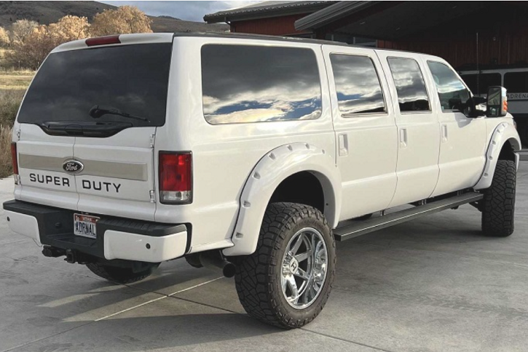 Nằm dưới nắp capo là khối động cơ tăng áp dầu V8 6.7L sản sinh công suất tối đa 440 mã lực và momen xoắn cực đại 1.116 Nm.