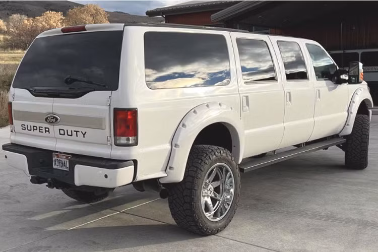 Nằm dưới nắp capo là khối động cơ tăng áp dầu V8 6.7L sản sinh công suất tối đa 440 mã lực và momen xoắn cực đại 1.116 Nm.