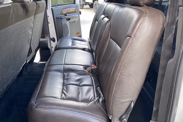 Ngoài ra, xe còn được trang bị hệ thống treo ICON giúp tăng thêm 5 inch (khoảng 127mm) khoảng sáng gầm và bộ mâm Hostile 22 inch đi kèm lốp Nitto Ridge Grappler.