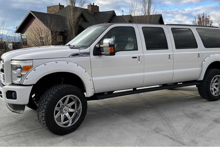 Nền tảng của bản độ này là một chiếc Ford F-250 Super Duty Lariat 2016 với hệ dẫn động 4 bánh bán thời gian 4x4. Tuy nhiên nó đã gặp phải một vụ tai nạn vào tháng 6/2019 khiến phần hông bị hư hỏng khá nghiêm trọng.