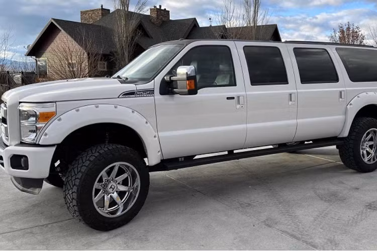 Nền tảng của bản độ này là một chiếc Ford F-250 Super Duty Lariat 2016 với hệ dẫn động 4 bánh bán thời gian 4x4. Tuy nhiên nó đã gặp phải một vụ tai nạn vào tháng 6/2019 khiến phần hông bị hư hỏng khá nghiêm trọng.