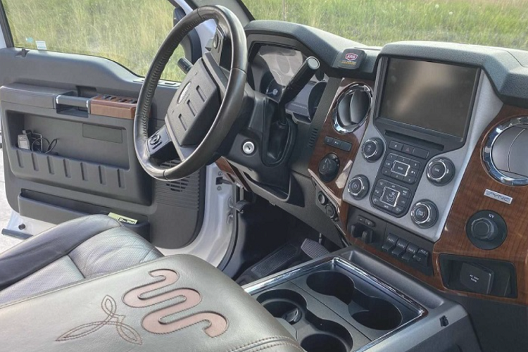 Phía đơn vị bảo hiểm đã tuyên bố chiếc xe không còn khả năng sửa chữa và từ chối trách nhiệm bồi thường. Sau đó chiếc F-250 Super Duty Lariat này đã được một xưởng độ “hô biến” thành một phiên bản Ford Excursion kéo dài với tổng cộng 6 cửa.