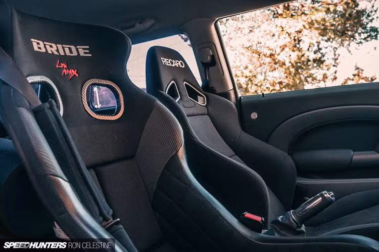 Bên dưới nắp ca-pô, phần lớn các bộ phận của chiếc Mini Cooper S đều được giữ như cũ vì nhà sư này rất thích động cơ Tritec 1.6L nguyên bản của xe. Sư thầy Masa chỉ thay hộp gió với ống nạp Gruppe M bằng sợi carbon cho chiếc Mini Cooper S này. "Động cơ mạnh hơn cũng thú vị đấy nhưng mà không thực sự cần thiết", sư thầy Masa chia sẻ. Đây cũng là một ví dụ của triết lý "chudo" kể trên.