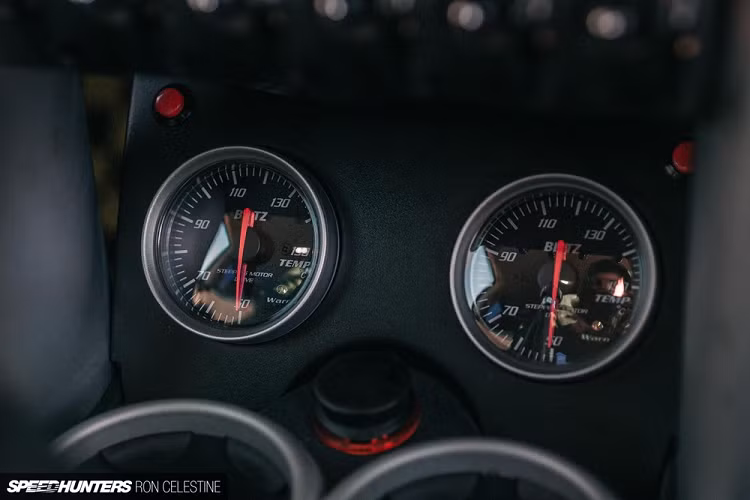 Về la-zăng, chiếc Mini Cooper S này được trang bị vành Advan Racing RG-D2 với đường kính 17 inch, nằm trong lốp Advan Neova AD08. Nằm trong vành này là cùm phanh AP Racing vì Masa muốn xe có đủ lực hãm khi đổ đèo.