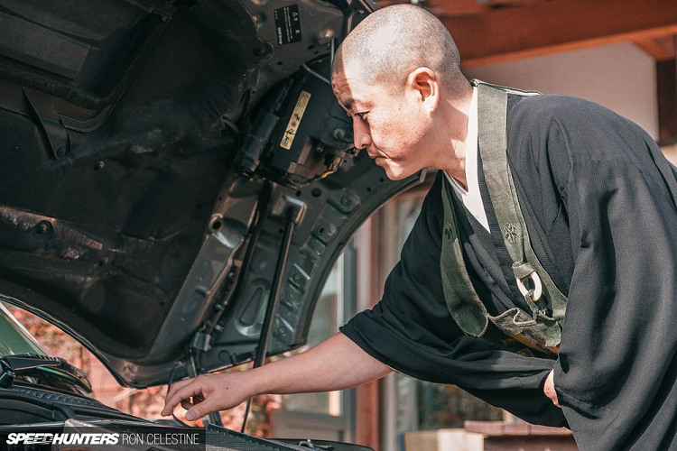 Không chỉ sở hữu chiếc Mini Cooper S, vị sư thầy Nhật Bản còn độ lại xe theo sở thích của mình. Nói về chiếc xe MINI Cooper S độ, sư thầy Masa tiết lộ chiếc xe này ban đầu thuộc sở hữu của một người bạn. "Trước tôi, chiếc Cooper S này thuộc về một người bạn của tôi. Anh ấy mua chiếc xe về như một món đồ chơi, nhưng thực tế lại chưa bao giờ có thời gian để lái nó và cảm thấy như thế thật là phí", sư thầy Masa kể.