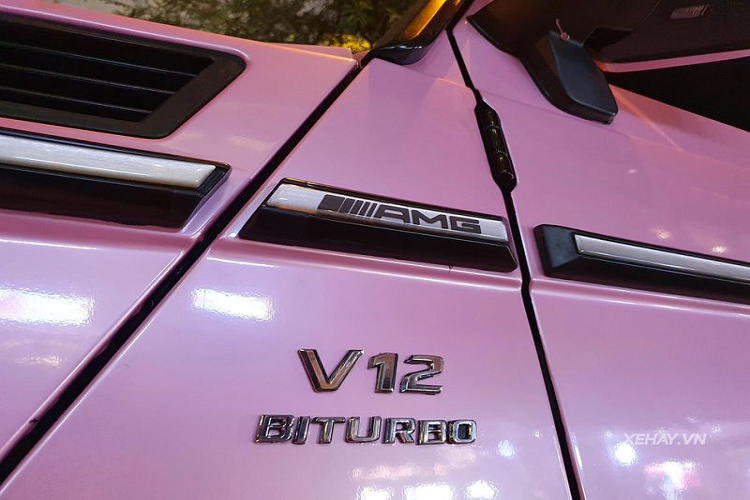 Nhờ đó mà Mercedes-Benz G65 AMG đời 2018 mạnh mẽ tới 621 mã lực và có mô-men xoắn cực đại 1.000 Nm. Kết hợp cùng hộp số tự động 7 cấp, xe chỉ cần 5,3 giây để tăng tốc từ 0 - 100km/h trước khi đạt vận tốc tối đa 228 km/h.