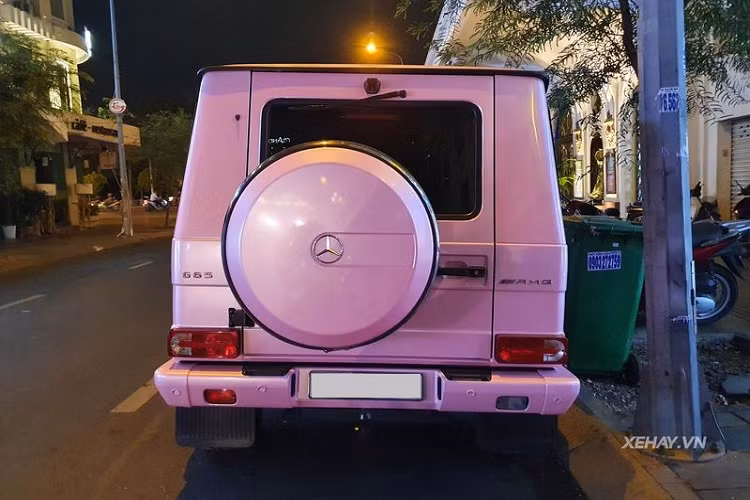 Ngoài bộ cánh mới thì phần còn lại của chiếc xe vẫn được giữ nguyên, bao gồm lưới tản nhiệt mạ chrome sáng hay logo V12 Biturbo được gắn ở nhiều vị trí trên xe.