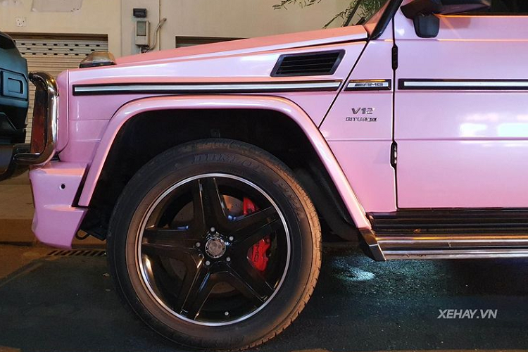 Tuy nhiên, điểm nhấn của mẫu xe SUV hạng sang Mercedes-Benz G65 AMG trong lần tái xuất này nằm ở việc dán decal màu hồng nhạt cho thân xe, khiến chiếc SUV địa hình trở nên tươi mới, cá tính và cuốn hút hơn hẳn.