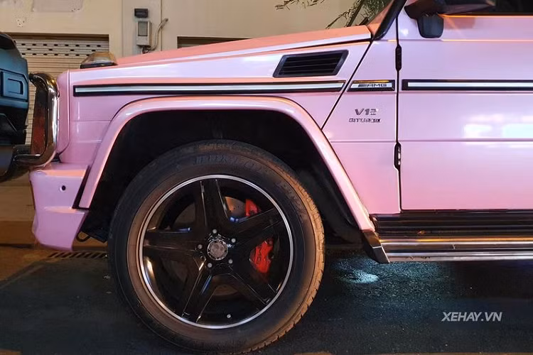 Tuy nhiên, điểm nhấn của mẫu xe SUV hạng sang Mercedes-Benz G65 AMG trong lần tái xuất này nằm ở việc dán decal màu hồng nhạt cho thân xe, khiến chiếc SUV địa hình trở nên tươi mới, cá tính và cuốn hút hơn hẳn.