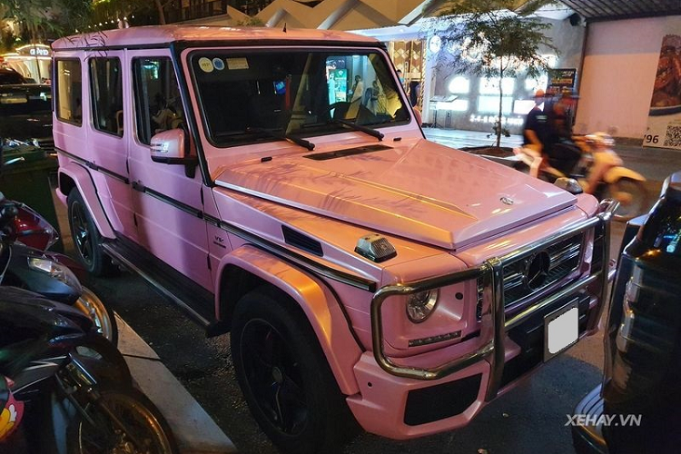 Mercedes-Benz G65 AMG "cưỡi" trên bộ la-zăng 5 chấu AMG sơn đen mờ có kích thước 20 inch to bản, đi kèm lốp Continental thể thao. Đuôi xe được gắn thêm một móc kéo nhô ra bên ngoài phụ trách nhiệm vụ kéo hàng khi cần thiết.