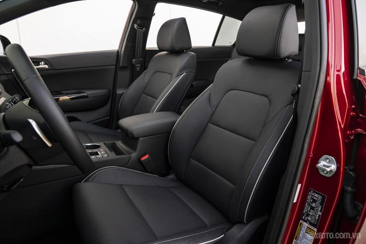 Đằng sau Kia Sportage 2021 dành riêng cho thị trường Trung Quốc xuất hiện đèn hậu được thiết kế học khá giống với Kia Sorento 2021 và Telluride. Ngay cả đèn đèn phản quang trên cản sau cũng được thiết kế dọc, nằm ở hai góc cản sau. Những điểm nhấn khác trong thiết kế của mẫu SUV cỡ C này bao gồm tem chữ nổi "Sportage" trên cửa cốp sau, 2 đầu ống xả hình bình hành, chi tiết nhựa màu đen bóng ở cản sau và bộ khuếch tán gió hầm hố. Tem chữ nổi "Sportage" nằm dưới khu vực lắp biển số trong khi logo Kia lại nằm ngay trên nẹp mạ crôm nối giữa 2 đèn hậu.