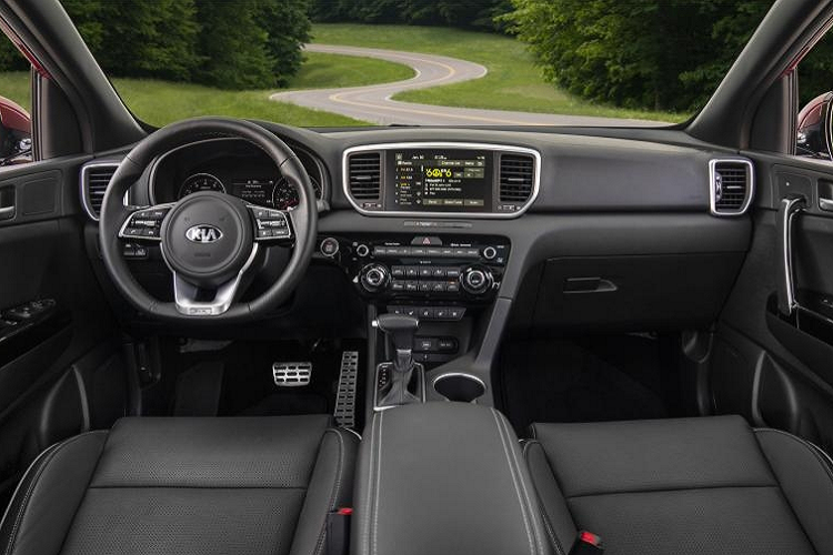 Chưa hết, Kia Sportage 2021 còn có hốc gió trung tâm khá rộng bên dưới, đi kèm tấm ốp gầm màu bạc hầm hố. Thêm vào đó là hốc đèn sương mù trước hình ngũ giác khá lớn, được sơn màu đen bóng. Bên sườn, Kia Sportage 2021 tiếp tục được áp dụng những đường kẻ thẳng thớm như SUV truyền thống. Tương tự như vậy, mẫu SUV cỡ C này còn có nẹp bằng nhựa màu đen bao quanh thân xe.