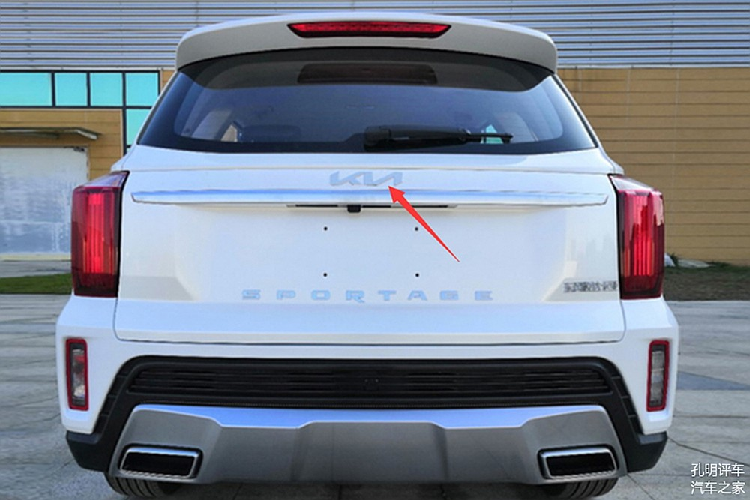 Theo một số nguồn tin, Kia Sportage 2021 dành riêng cho thị trường Trung Quốc sẽ được phát triển dựa trên cơ sở gầm bệ mới. Do đó, xe sở hữu chiều dài 4.530 mm, rộng 1.850 mm và chiều dài cơ sở 2.640 mm. So với phiên bản cũ, xe đã được tăng kích thước. Hiện chưa có hình ảnh nội thất bên trong Kia Sportage 2021. Thông tin về động cơ của mẫu xe này cũng vẫn được giữ kín.