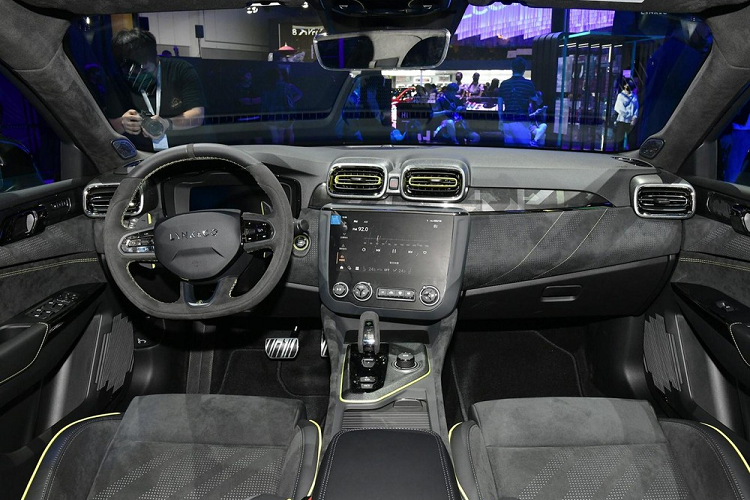 Ở những chỗ khác, ta thấy xe có bộ la-zăng hợp kim, tay nắm cửa, và cánh gió sau màu đen. Cánh sau của xe không phải chỉ để cho đẹp khi nó có thể tạo ra lực ép xuống tối đa 163 kg. Bộ kẹp phanh là lấy từ nhà sản xuất phanh Nhật Bản Akebono. Ngoài ra, thân vỏ còn có một dấu “+” màu đen trên cột D. Trong khi đó, phía sau có sự hiện diện của bộ khuếch tán gió giả, và 4 ống pô. Nhìn chung, ngoại thất của 03+ Cyan đem tới một cảm giác mạnh mẽ, tốc độ và chất lừ.