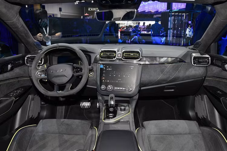 Ở những chỗ khác, ta thấy xe có bộ la-zăng hợp kim, tay nắm cửa, và cánh gió sau màu đen. Cánh sau của xe không phải chỉ để cho đẹp khi nó có thể tạo ra lực ép xuống tối đa 163 kg. Bộ kẹp phanh là lấy từ nhà sản xuất phanh Nhật Bản Akebono. Ngoài ra, thân vỏ còn có một dấu “+” màu đen trên cột D. Trong khi đó, phía sau có sự hiện diện của bộ khuếch tán gió giả, và 4 ống pô. Nhìn chung, ngoại thất của 03+ Cyan đem tới một cảm giác mạnh mẽ, tốc độ và chất lừ.