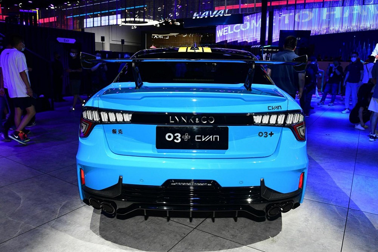 Về phương diện hiệu suất, Lynk &amp; Co 03+ Cyan được trang bị động cơ tương tự như Lynk &amp; Co 05+, một động cơ tăng áp 4 xi-lanh dung tích 2.0 lít, công suất 265 mã lực và 380 Nm mô-men xoắn cực đại.