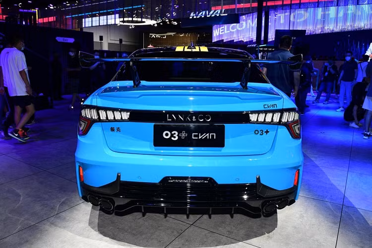 Về phương diện hiệu suất, Lynk &amp; Co 03+ Cyan được trang bị động cơ tương tự như Lynk &amp; Co 05+, một động cơ tăng áp 4 xi-lanh dung tích 2.0 lít, công suất 265 mã lực và 380 Nm mô-men xoắn cực đại.