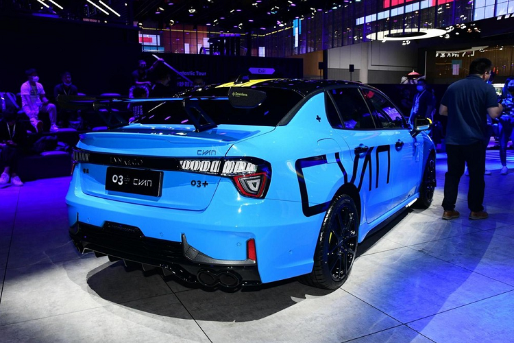 Động cơ này có nguồn gốc từ một động cơ Volvo nhưng được sản xuất nội địa tại Zhejiang Geely Powertrain. Mặt khác, hộp số là loại số sàn AMT 8 cấp Aisin, truyền công suất đến cả 4 bánh. Nó quả thực rất nhanh, với khả năng gia tốc 0-100 km/h trong 5,7 giây và tốc độ tối đa 235 km/h.