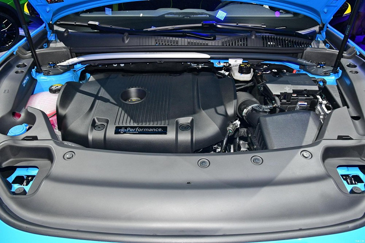 Bên trong nội thất, Lynk &amp; Co 03+ Cyan có trang bị ghế thế thao in chữ Cyan, và nhiều bề mặt bọc chất liệu Alcantara. Vô lăng cũng được bọc một phần bằng Alcantara, còn bảng đồng hồ là loại màn hình kỹ thuật số. Cụm điều khiển trung tâm có một màn hình cảm ứng khá lớn, đi kèm một vài nút bấm và núm vặn. Tổng thể mọi thứ cho thấy đây là một mẫu xe chú trọng cảm giác lái, và không đặt nặng vào các tính năng giải trí, tiện nghi.