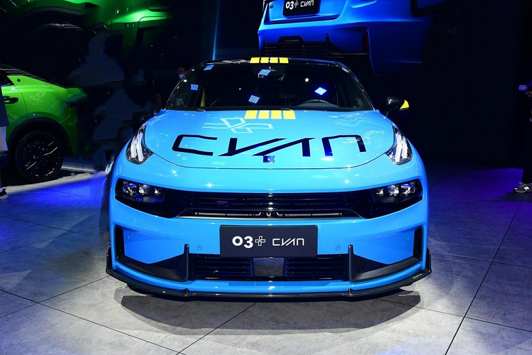 Lynk &amp; Co 03+ Cyan thể thao được truyền cảm hứng bởi mẫu xe đua Lynk &amp; Co 03 TCR tham gia thi đấu ở FIA World Touring Car Cup (WTCR). Là một mẫu xe sedan nhấn mạnh chất thể thao, 03+ Cyan có mang thân mình hình dán phong cách xe đua. Ở đây, hình dán đó rất lớn và tạo ra hàng chữ Cyan. Thân vỏ xe được sơn màu xanh dương với nóc màu đen, và gương chiếu hậu, kẹp phanh, và sọc giữa nóc màu vàng.