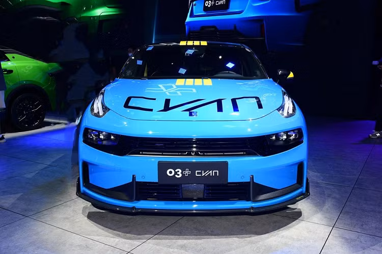 Lynk &amp; Co 03+ Cyan thể thao được truyền cảm hứng bởi mẫu xe đua Lynk &amp; Co 03 TCR tham gia thi đấu ở FIA World Touring Car Cup (WTCR). Là một mẫu xe sedan nhấn mạnh chất thể thao, 03+ Cyan có mang thân mình hình dán phong cách xe đua. Ở đây, hình dán đó rất lớn và tạo ra hàng chữ Cyan. Thân vỏ xe được sơn màu xanh dương với nóc màu đen, và gương chiếu hậu, kẹp phanh, và sọc giữa nóc màu vàng.