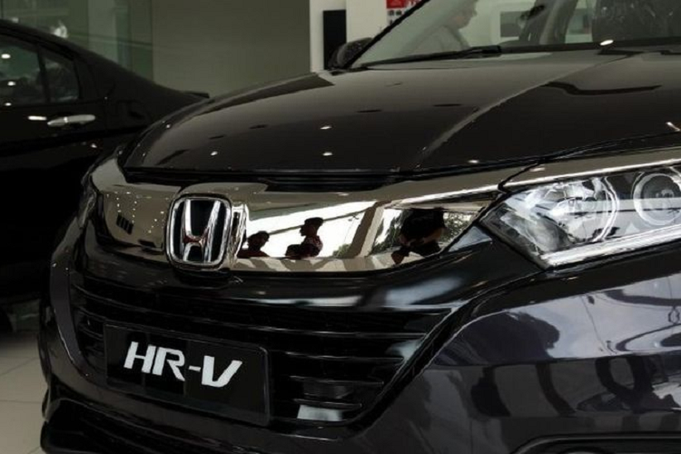 Tại Việt Nam, Honda HR-V đang được phân phối chính hãng theo dạng nhập khẩu nguyên chiếc từ Thái Lan với 2 phiên bản, đi kèm giá niêm yết 786 và 866 triệu đồng.