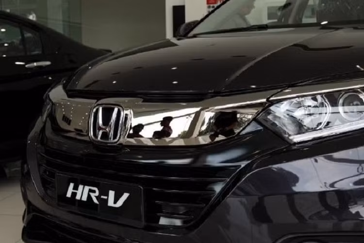 Tại Việt Nam, Honda HR-V đang được phân phối chính hãng theo dạng nhập khẩu nguyên chiếc từ Thái Lan với 2 phiên bản, đi kèm giá niêm yết 786 và 866 triệu đồng.