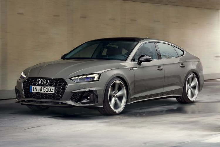 Về thiết kế ngoại hình, mẫu xe Audi A5 Sportback 2021 mới trông thể thao và cao cấp hơn với đèn pha Matrix LED hoàn toàn mới tích hợp dải đèn ngày LED. Tại Malaysia, đó là tính năng tiêu chuẩn cho mọi chiếc A5 Sportback mới.
