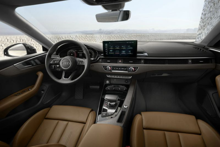 Lưới tản nhiệt khung đơn đặc trưng của Audi A5 Sportback thế hệ mới cũng đã được làm mỏng hơn, tinh tế hơn, kết hợp các đường nét điêu khắc mạnh mẽ giúp chiếc coupe bốn cửa trông thời trang và sang trọng hơn.