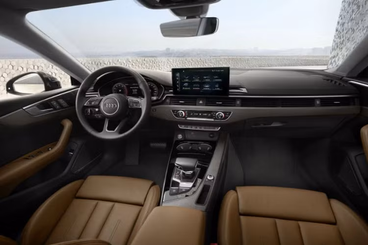 Lưới tản nhiệt khung đơn đặc trưng của Audi A5 Sportback thế hệ mới cũng đã được làm mỏng hơn, tinh tế hơn, kết hợp các đường nét điêu khắc mạnh mẽ giúp chiếc coupe bốn cửa trông thời trang và sang trọng hơn.