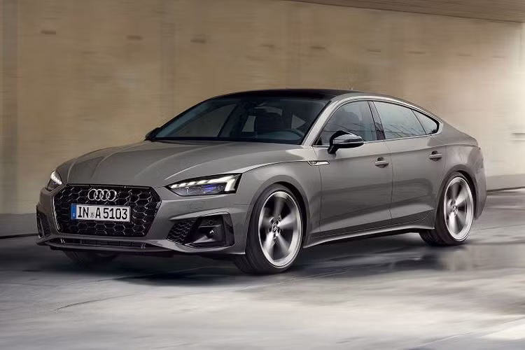 Về thiết kế ngoại hình, mẫu xe Audi A5 Sportback 2021 mới trông thể thao và cao cấp hơn với đèn pha Matrix LED hoàn toàn mới tích hợp dải đèn ngày LED. Tại Malaysia, đó là tính năng tiêu chuẩn cho mọi chiếc A5 Sportback mới.