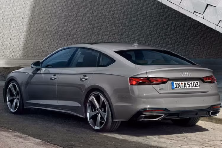 "Trái tim" của Audi A5 Sportback 2021 là khối động cơ xăng tăng áp 2.0L 4 xi-lanh sản sinh công suất 187 mã lực và mô-men xoắn cực đại 320Nm ở cấu hình dẫn động cầu trước, giúp xe tăng tốc từ 0 - 100 km/h trong 7,5 giây trước khi cán tốc độ tối đa 241 km/h. Ở phiên bản dẫn động bốn bánh toàn thời gian, Audi A5 Sportback mạnh tới 245 mã lực và có 370Nm, nhờ đó, xe chỉ cần 6.0 giây để tăng tốc từ 0 - 100 km/h, vận tốc cực đại đạt 250 km/h.