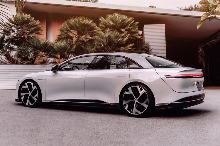 Theo Lucid, sedan điện Air đã nhận được hơn 13.000 đơn đặt trước. Rất có thể khách hàng sẽ bắt đầu được bàn giao xe từ cuối tháng 10 tới đây đối với bản Dream Edition, trong khi người mua Grand Touring, Touring và Air Pure sẽ phải đợi thêm một thời gian nữa.