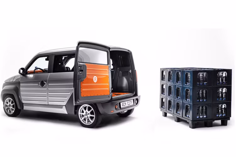 Khả năng hoán đổi pin nhanh giúp xe di chuyển trong thời gian dài hơn mà không cần sạc. Khi công việc kết thúc, quá trình sạc đầy sẽ mất 5 tiếng từ một bộ sạc và lên tới 8 tiếng đối với ổ điện tại nhà. Ngoài ra, xe có thể tùy chọn trang bị một chiếc hộp chứa thêm pin trên nóc, qua đó tăng cự li di chuyển tối đa từ 240 km tiêu chuẩn lên đến 360 km.