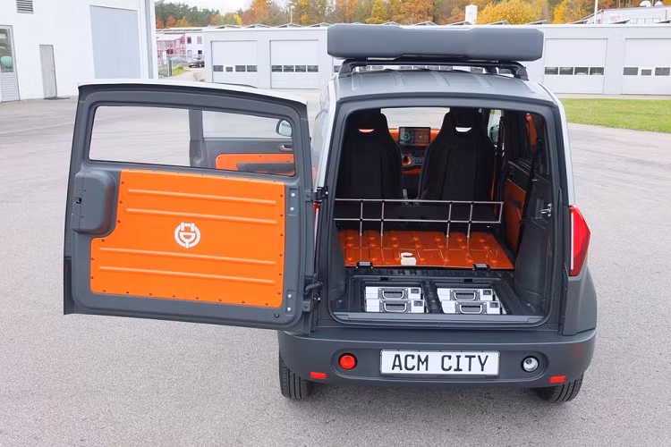 Bằng cách gập hàng ghế sau, chiếc xe này biến thành một phương tiện thương mại với chỗ chất hàng bề mặt phẳng, một vách ngăn kim loại, không gian 1.450 lít ấn tượng, và trọng lượng hàng hóa tối đa 380 kg. Nếu bạn sử dụng City One làm xe van, bạn có thể bổ sung các tấm ốp thân vỏ vào cửa sổ sau, và màn hình 40 inch trên cửa hậu để hiển thị quảng cáo khi đang di chuyển.