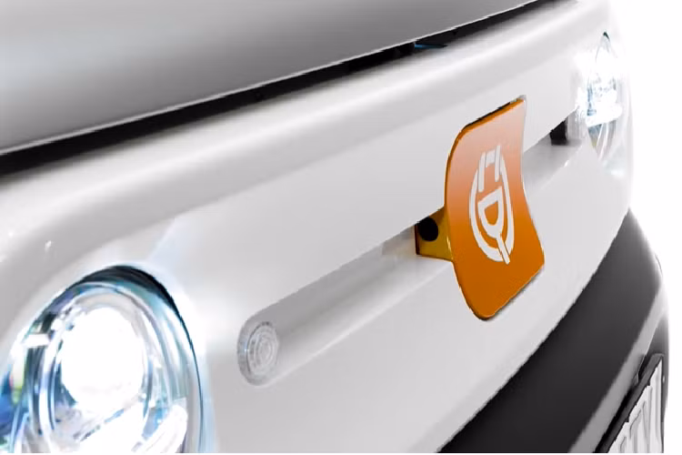 Xe được trang bị một môtơ điện sản sinh công suất 34 mã lực, cho phép đạt tốc độ tối đa 110 km/h. Chi tiết thú vị hơn là cụm pin 24 kWh với một phần có thể thay thế được. Bốn vali pin có công suất 2,5 kWh mỗi cục được đặt dưới cốp và có thể được thay thế nhanh bằng các cục sạc đầy trong 3 phút.