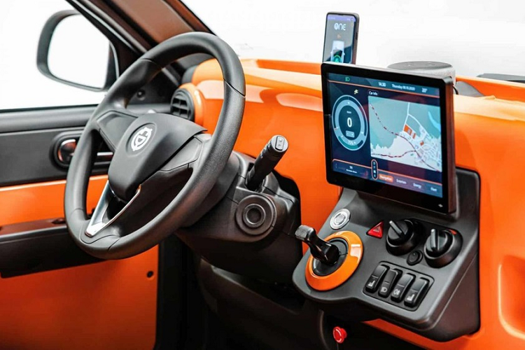 Mẫu xe điện ACM City One này được phát triển với sự giúp đỡ của Magna và có 4 cửa, một cabin dạng mô-đun, và cụm pin có thể thay thế để giảm bớt thời gian nghỉ khi sử dụng trong đội xe đi chung.