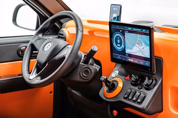 Mẫu xe điện ACM City One này được phát triển với sự giúp đỡ của Magna và có 4 cửa, một cabin dạng mô-đun, và cụm pin có thể thay thế để giảm bớt thời gian nghỉ khi sử dụng trong đội xe đi chung.