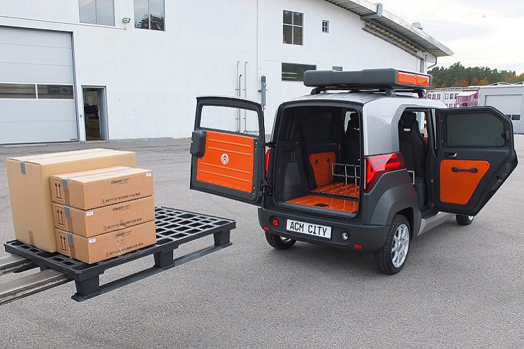 Bên trong nội thất, ACM City One có mặt táp lô kiểu spartan với màn hình cảm ứng lớn, cửa gió hình tròn, một vài nút điều khiển vật lý được bố trí trên cụm điều khiển trung tâm, và vài ngăn chứa đồ. Cabin có thể phù hợp tối đa 5 người lớn, với cốp dung tích 400 lít khá lớn.